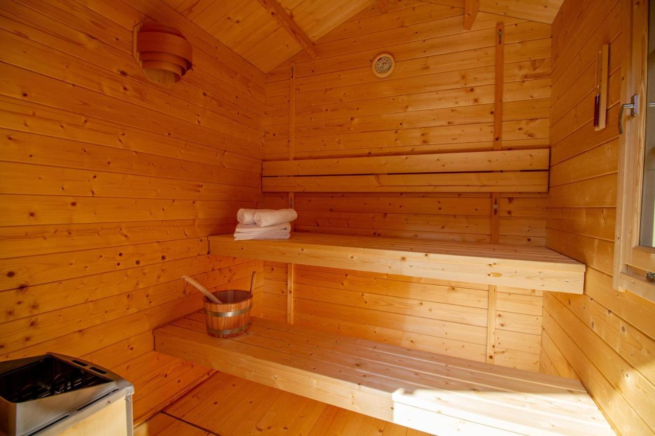 Up Besoeoek - Magnolie Mit Sauna Krummhörn Buitenkant foto